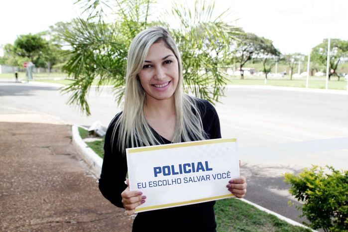 Fátima Bernardes é criticada por militares após enquete polêmica