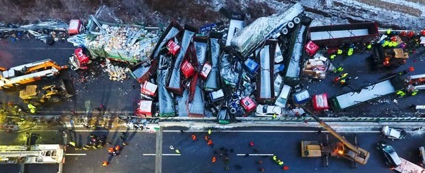 Engavetamento envolvendo 56 veículos deixa 17 mortos na China