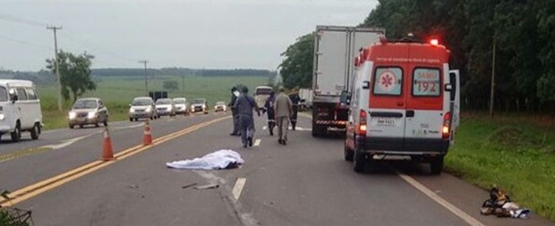 Mãe e filho morrem atropelados ao pedirem ajuda em rodovia