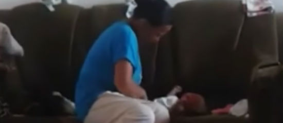 Mãe é flagrada espancando recém-nascido que não parava de chorar