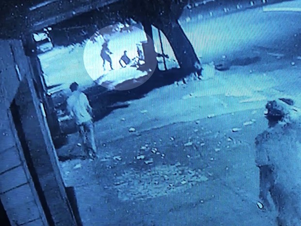 Vídeo mostra traficante de drogas matando catador a pedradas