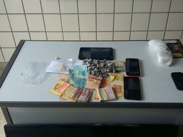 Traficante engole pedras de crack para fugir da polícia e passa mal
