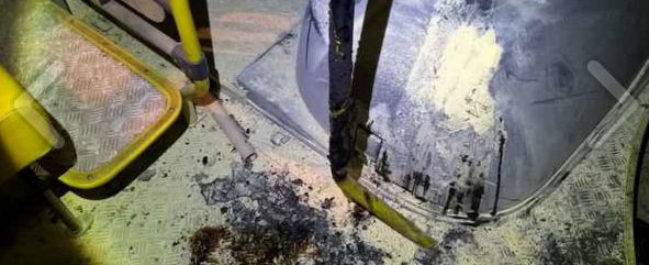 Criança de 9 anos é baleada e e moradores colocam fogo em ônibus