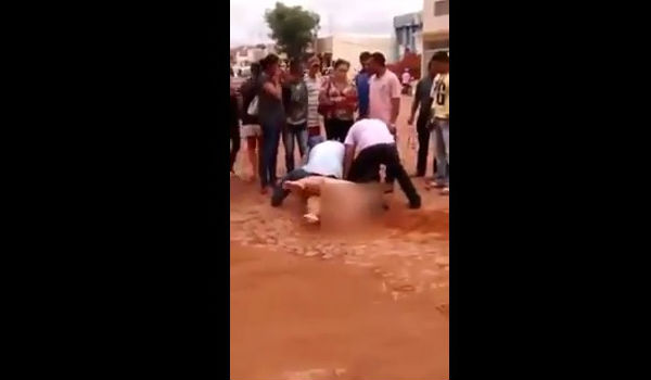 Mulher tenta se levantar, mas não consegue (Crédito: Reprodução)