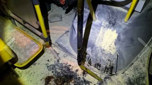 Criança de 9 anos é baleada e e moradores colocam fogo em ônibus
