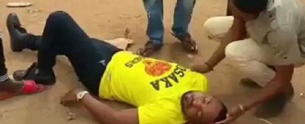 Homem forja sua morte e surpreende namorada com pedido de casamento