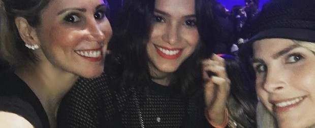 Marquezine e Júlia Faria curtem show de Justin Bieber na Espanha