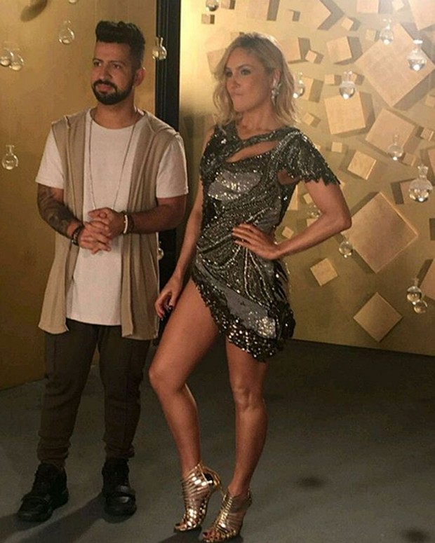 Claudia Leitte mostra corpão durante gravação de clipe nos EUA