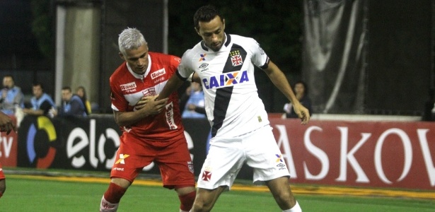 Olívio, volante do CRB, em ação contra o Vasco na Série B (Crédito: Reprodução)