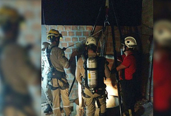 Bombeiros resgatam vítima que caiu em poço