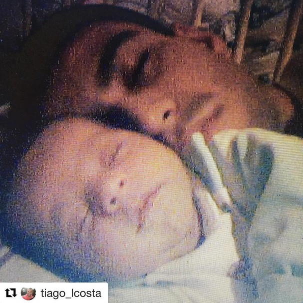 Tiago Costa com o filho bebê