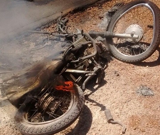 Motocicleta da vítima pegou fogo (Crédito: Reprodução)