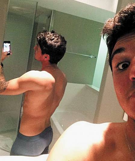 Gabriel Medina faz selfie apenas de cueca no banheiro