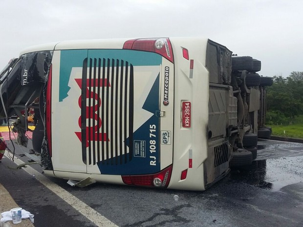 Acidente com ônibus deixa 20 pessoas feridas em São Paulo