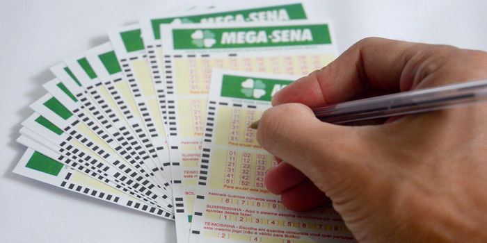 Mega-Sena pode pagar prêmio de R$ 15 milhões neste sábado