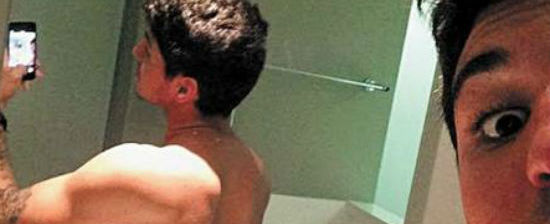 Gabriel Medina faz selfie apenas de cueca no banheiro