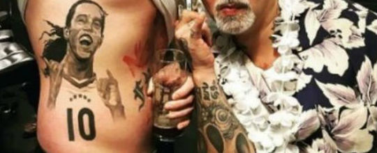Torcedor tatua o rosto de Ronaldinho com a camisa do Brasil