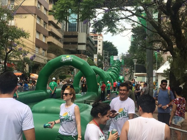 Toboágua gigante reúne público em domingo de calor em Porto Alegre
