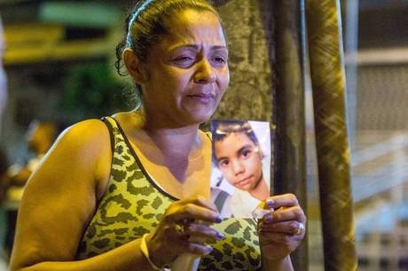 Terezinha de Jesus mostra a foto do filho morto por policiais