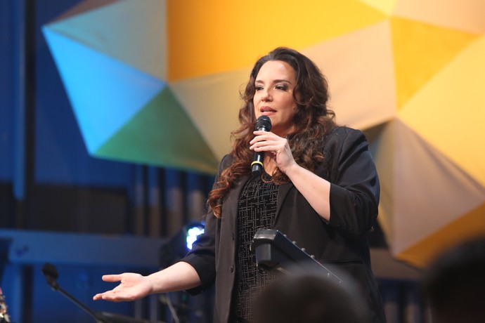 Ana Carolina rouba a cena ao responder pergunta sobre sexo