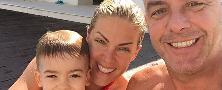 Apresentadora Ana Hickmann curte dia de piscina em família