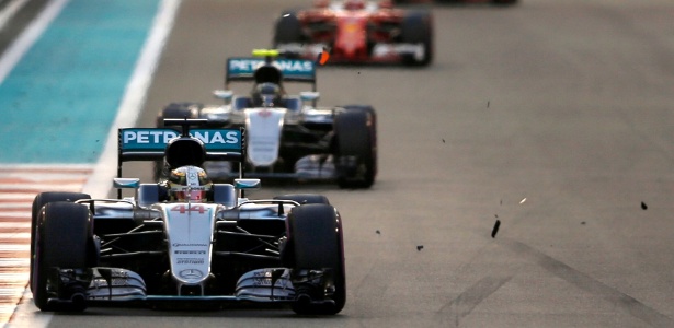 Hamilton vence GP, mas não evita título de Rosberg