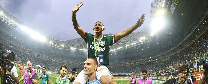 Gabriel Jesus chora e pede à torcida: