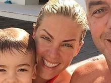 Apresentadora Ana Hickmann curte dia de piscina em família