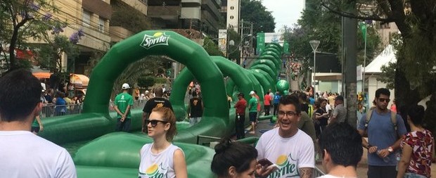 Toboágua gigante reúne público em domingo de calor em Porto Alegre