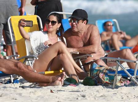 Sérgio Malandro curte praia com namorada (Crédito: Cristiana Silva)
