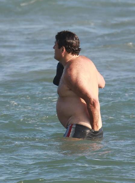 Sérgio Malandro curte praia com namorada (Crédito: Cristiana Silva)