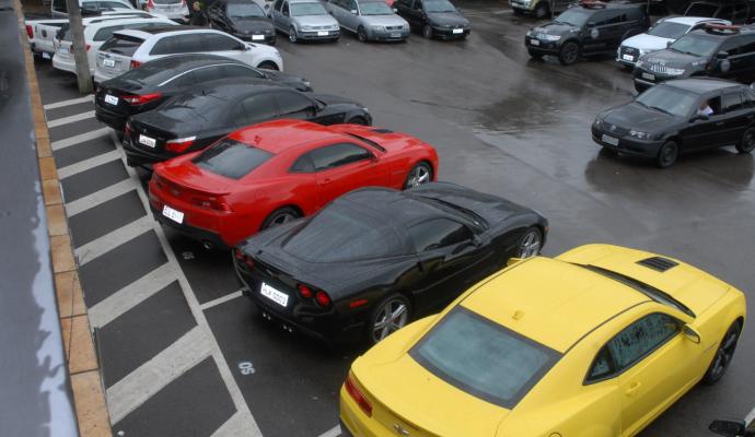 15 carros de luxo foram apreendidos na casa do casal