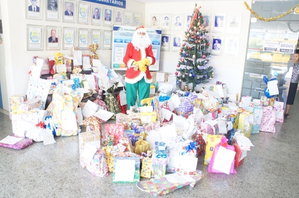 Entrega de presentes da campanha Papai Noel dos Correios (Crédito: Reprodução)