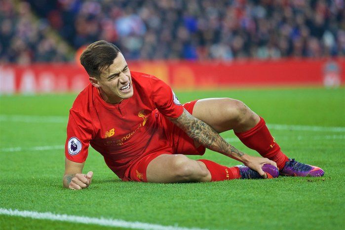 Coutinho sofre lesão no tornozelo