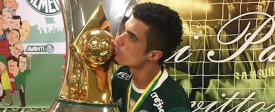 Após título, jogadores do Palmeiras posam com a taça no vestiário