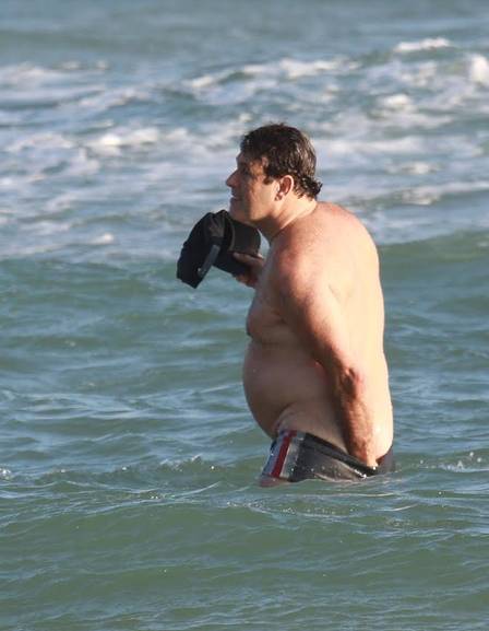 Sérgio Malandro curte praia com namorada (Crédito: Cristiana Silva)