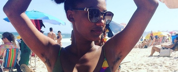 Jéssica Ellen exibe axilas peludas na praia: “Peitos e pelos”