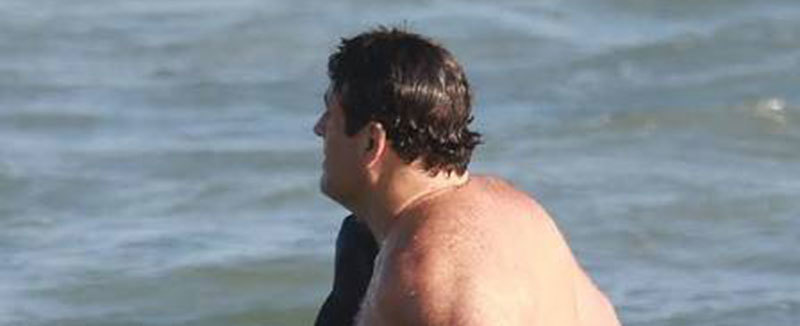 Sérgio Malandro aparece em flagra indiscreto em praia com namorada