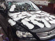 Suposta traição faz mulher cobrir carro do namorado com absorventes