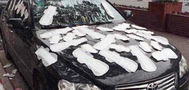 Suposta traição faz mulher cobrir carro do namorado com absorventes