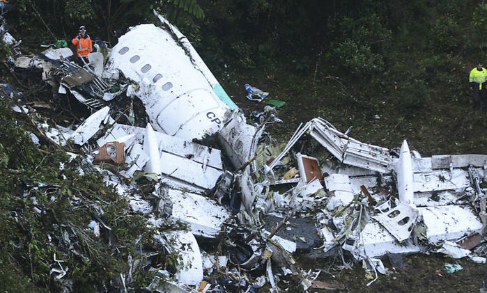 Avião ficou destruído após a queda (Crédito: Associated Press.)