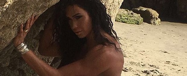 Gracyanne Barbosa posa de topless e exibe barriga sarada em ensaio
