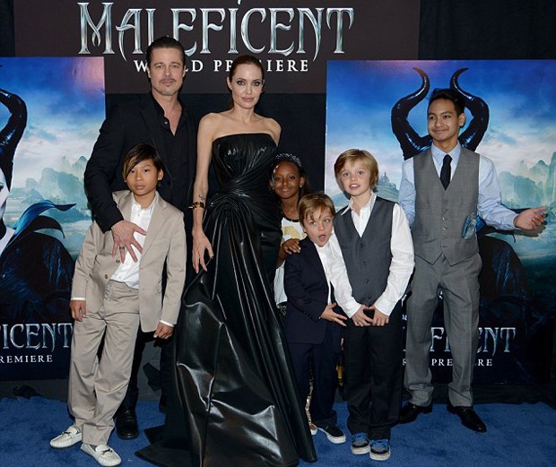 Angelina Jolie e Brad Pitt com os filhos Pax, Zahara, Knox, Shiloh e Maddox (Crédito: Reprodução)