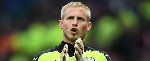 Goleiro salvou o Leicester com a mão quebrada na Champions League