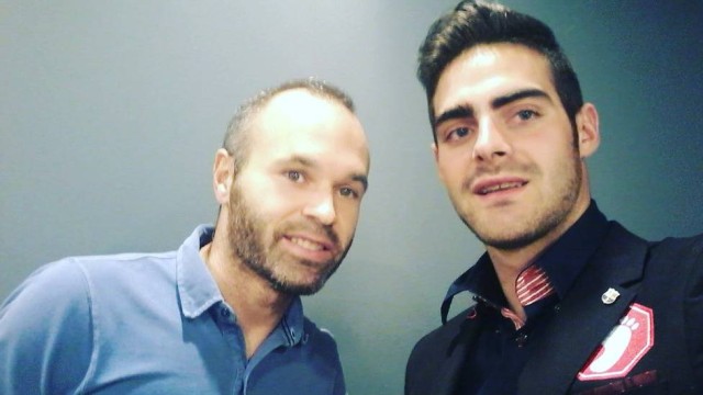 Iniesta diz a árbitro gay que ‘é normal jogadores no armário’
