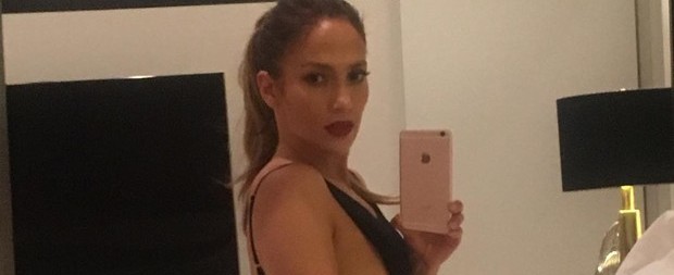 Jennifer Lopez exibe corpão em foto com maiô cavado
