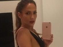 Jennifer Lopez exibe corpão em foto com maiô cavado