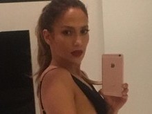 Jennifer Lopez exibe corpão em foto com maiô cavado