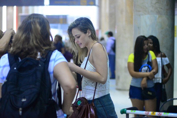 Ana Paula Renault diz ter sido agredida por taxistas em aeroporto (Crédito: AgNews)
