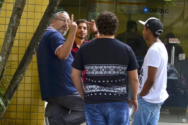 Em gesto obsceno, o ator da novela "A Terra Prometida" mostrou o dedo do meio